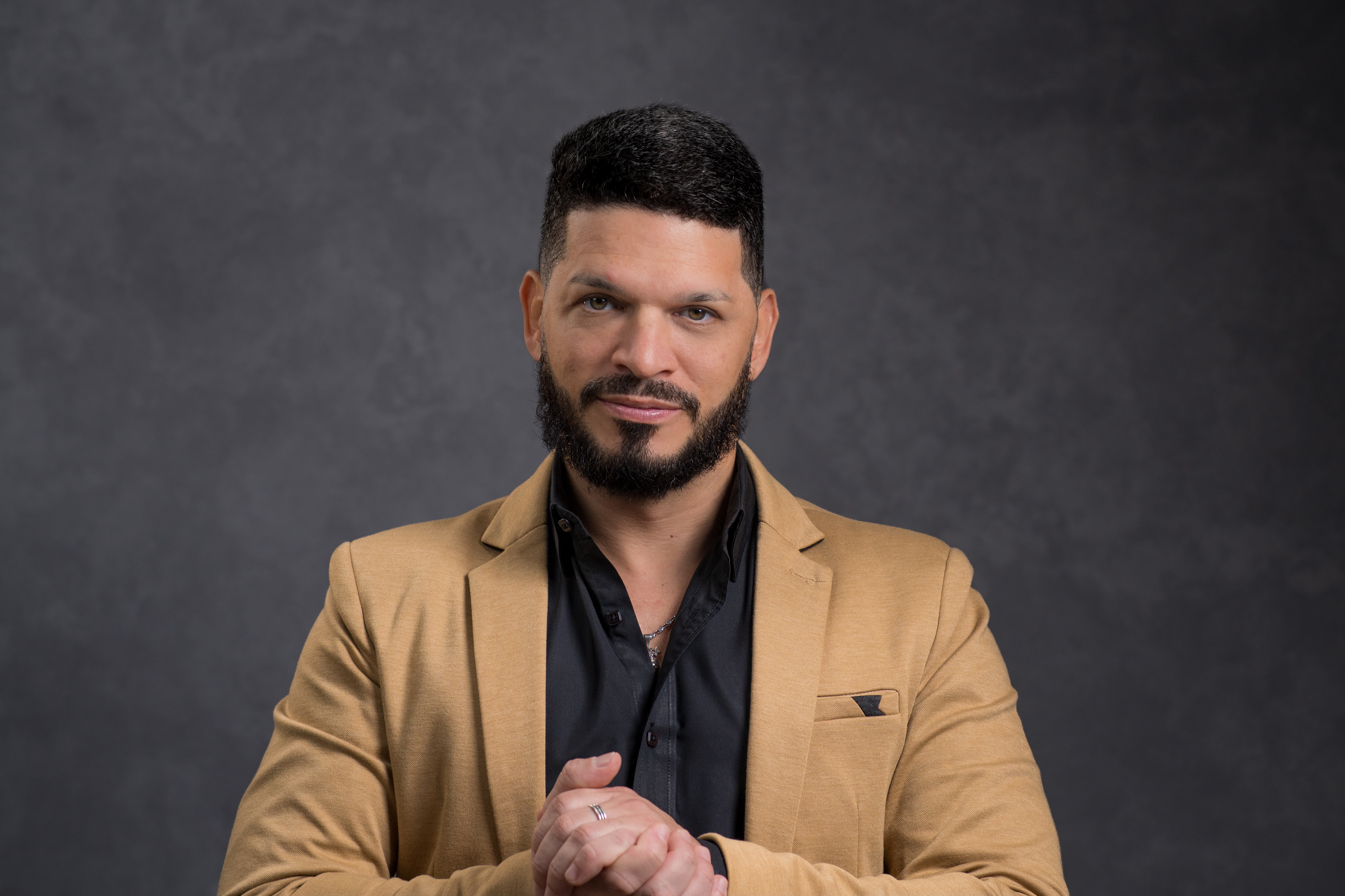 Retrato de Moysés Carvalho, especialista em gestão comercial, liderança e desenvolvimento de equipes