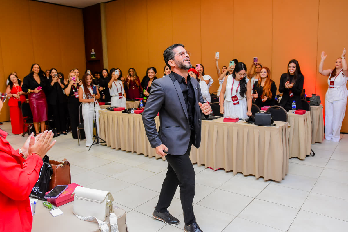 Público de pé aplaudindo Moysés Carvalho durante o Lashboss Beauty Congress