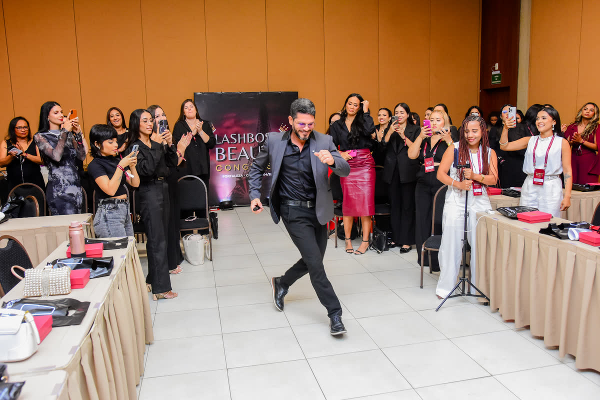 Moysés Carvalho animando o público, que filma e aplaude, durante o Lashboss Beauty Congress